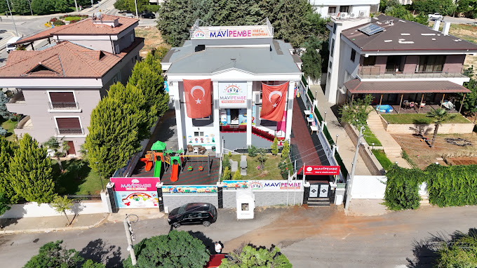 Mavi Pembe Kreş binası ve oyun bahçesinin havadan görünümü